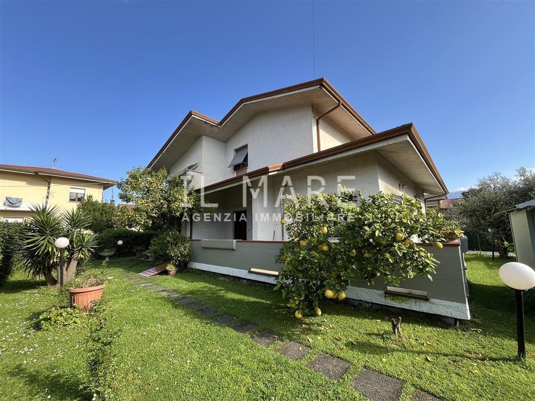 Villa in Ronchi, Massa, Italy 1 - 14328687