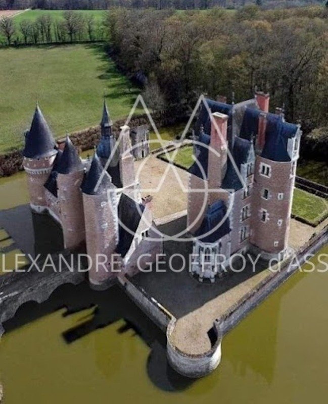 A 15th-Century Dream: Moated Castle in the Heart of Sologne’s Whispering Forests