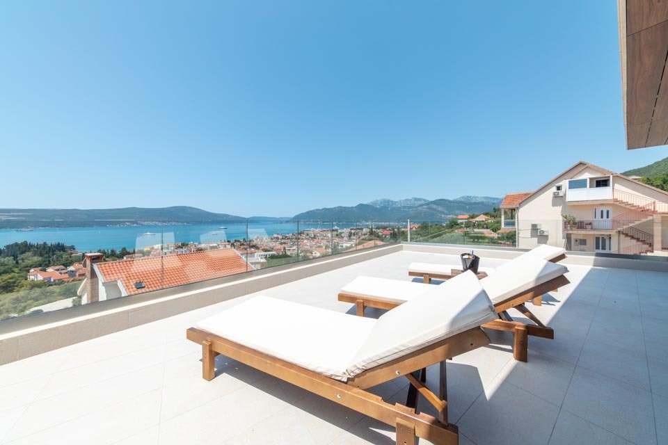 Villa in Tivat, Tivat Municipality, Montenegro 1 - 15147228