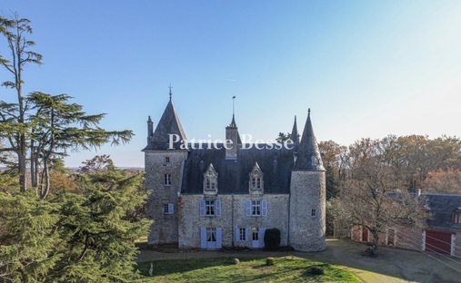 17th Century Castle And Its Outbuildings On Approximately 10 Hectares