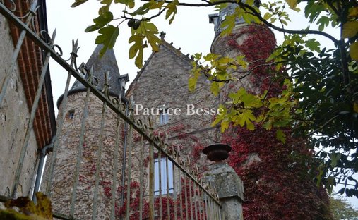 17th Century Castle And Its Outbuildings On Approximately 10 Hectares