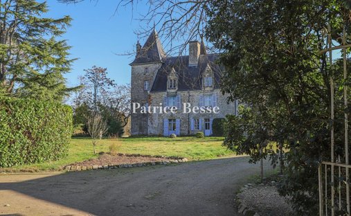 17th Century Castle And Its Outbuildings On Approximately 10 Hectares