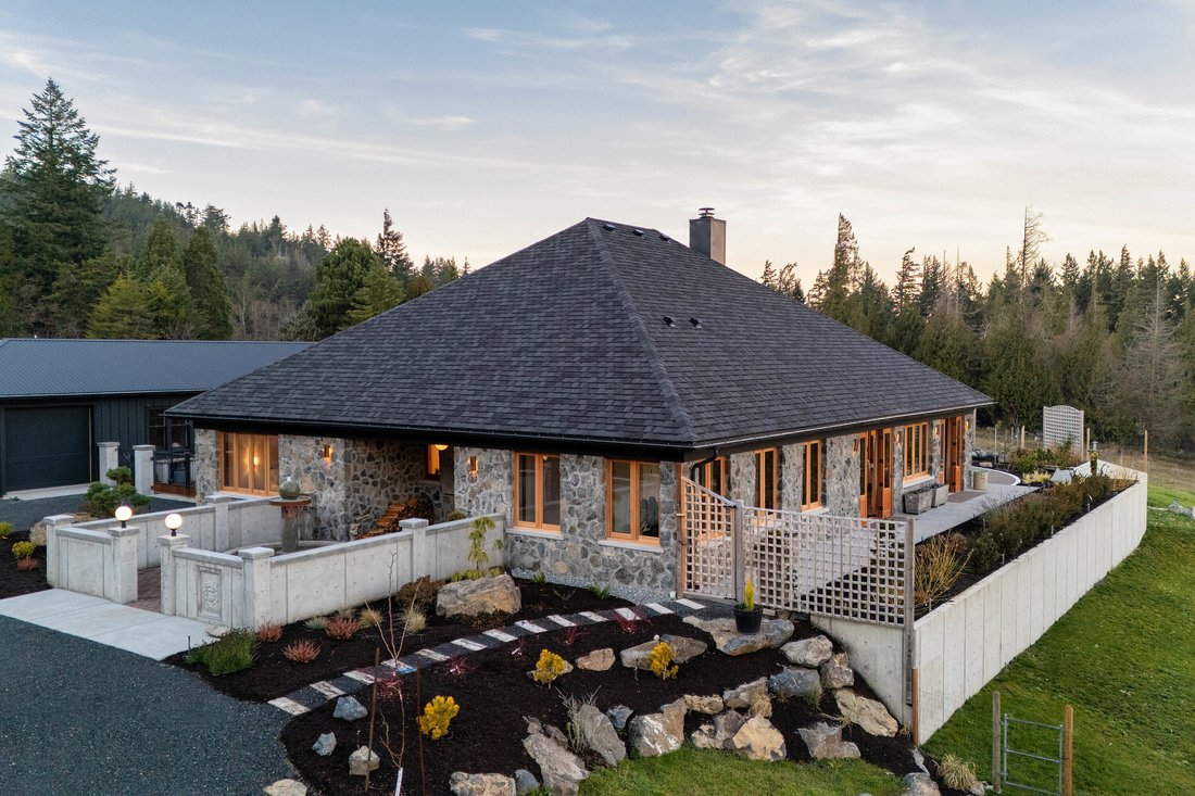 House in Victoria, British Columbia, Canada 1 - 15149618