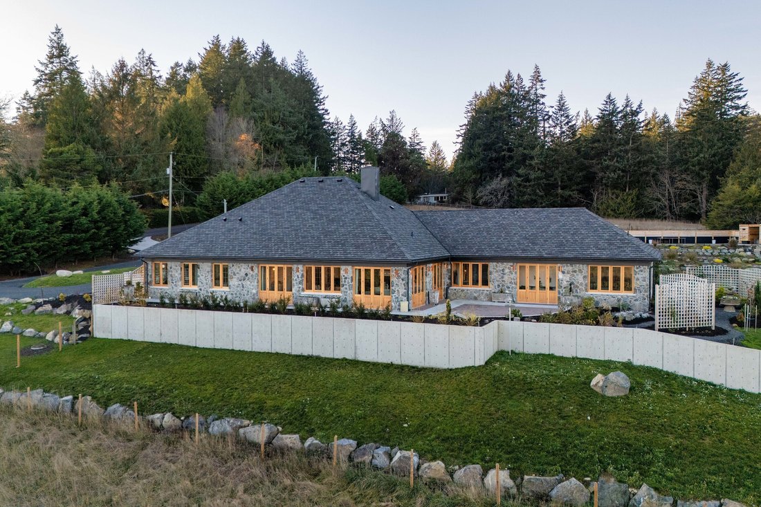 House in Victoria, British Columbia, Canada 2 - 15149618