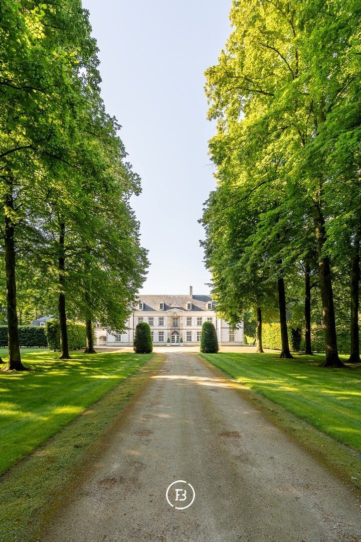 Les Gobelets: A Neoclassical Crown Jewel Over the Durme Valley’s Whispering Woods