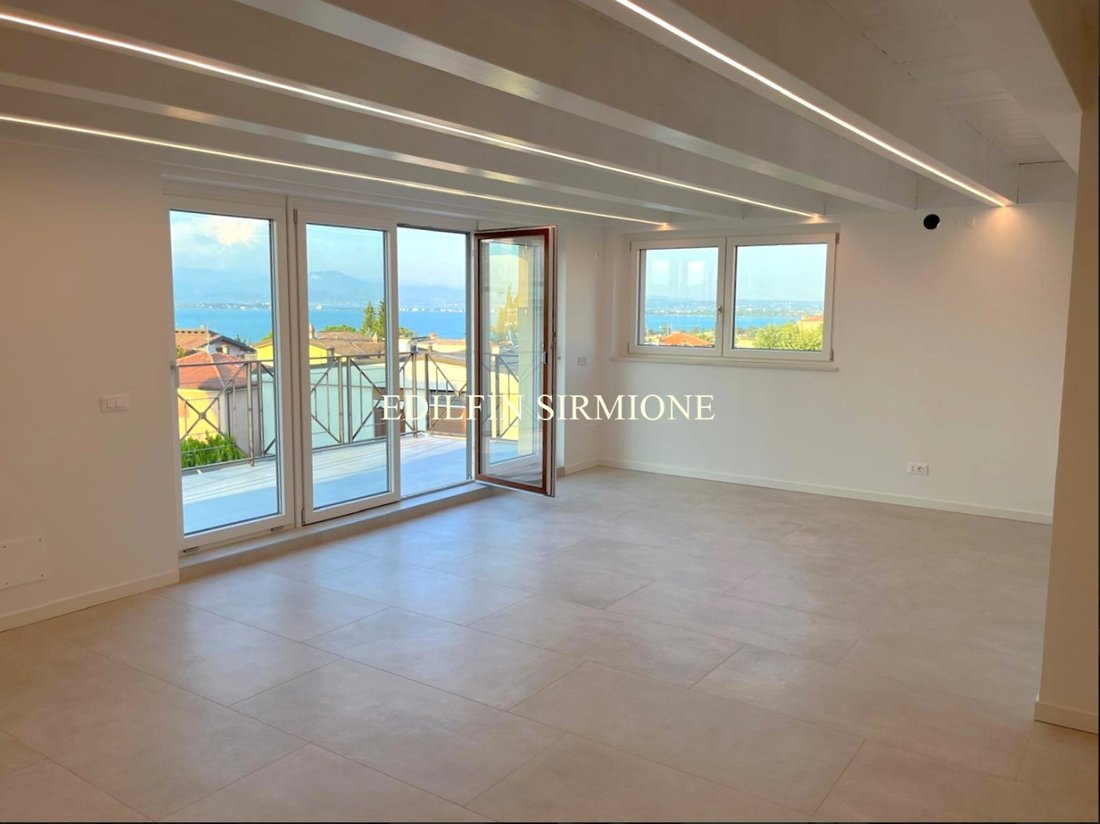 Penthouse in Desenzano Centro, Desenzano del Garda, Lombardy 3 - 14788316