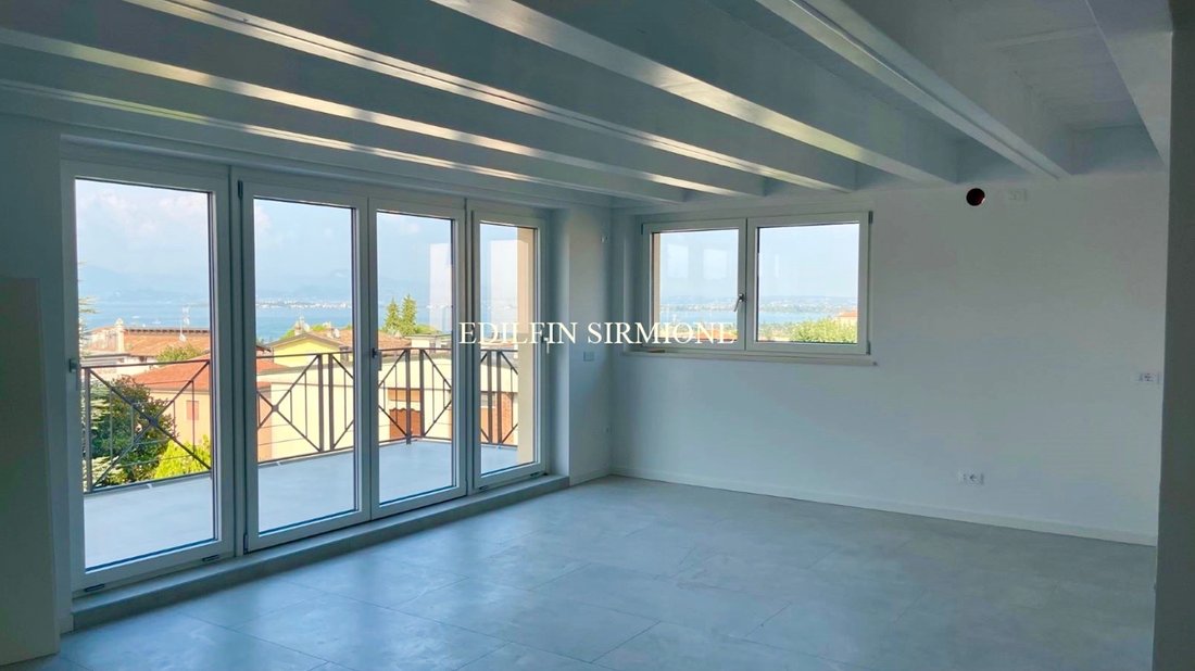 Penthouse in Desenzano Centro, Desenzano del Garda, Lombardy 2 - 14788316