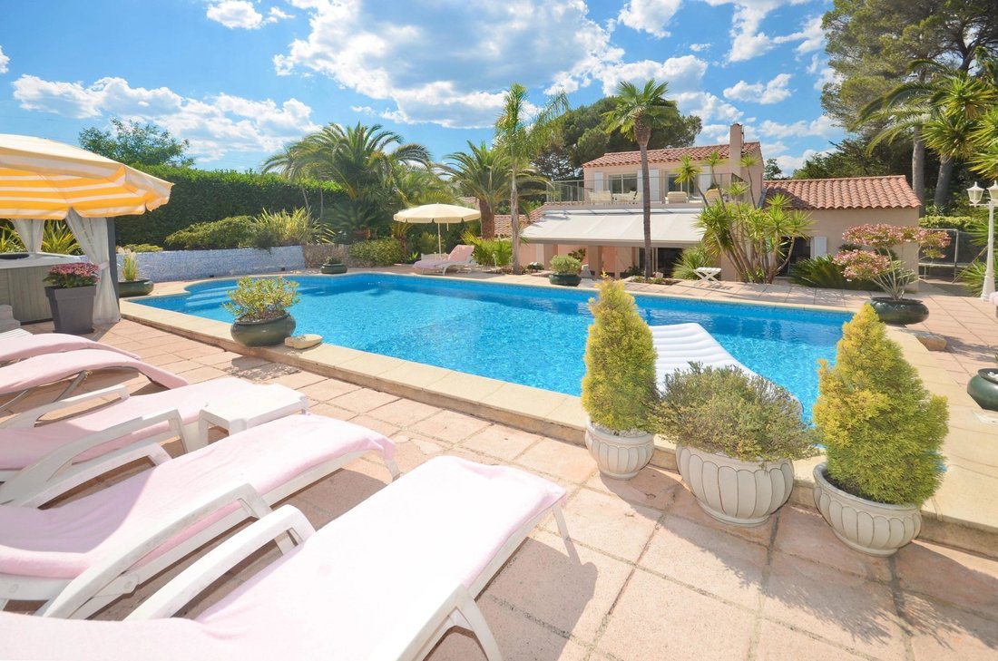 Villa in Mougins, Provence-Alpes-Côte d'Azur, France 1 - 12112339