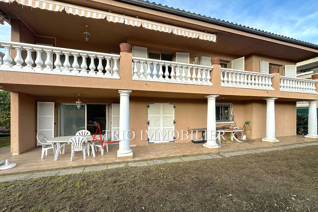 Villa in Saint-Laurent-du-Var, Provence-Alpes-Côte d'Azur, France 1 - 15157740