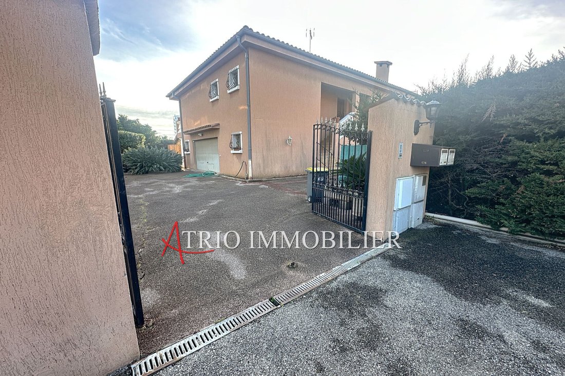Villa in Saint-Laurent-du-Var, Provence-Alpes-Côte d'Azur, France 2 - 15157740