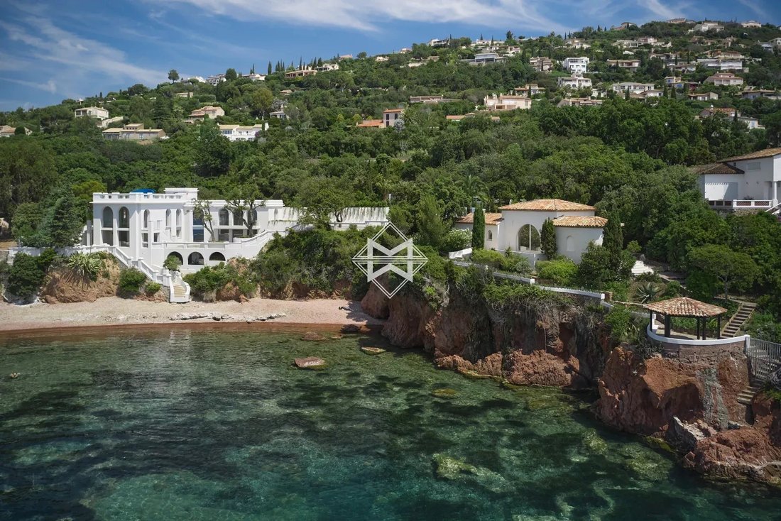 Estate in Le Dramont-Agay-Anthéor-Le Trayas, Saint-Raphaël, France 1 - 11527089