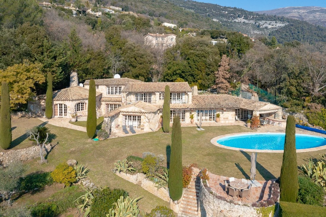Estate in Tourrettes-sur-Loup, Provence-Alpes-Côte d'Azur, France 1 - 12519838