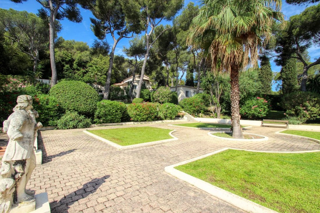 Estate in Saint-Jean-Cap-Ferrat, Provence-Alpes-Côte d'Azur, France 2 - 13063010