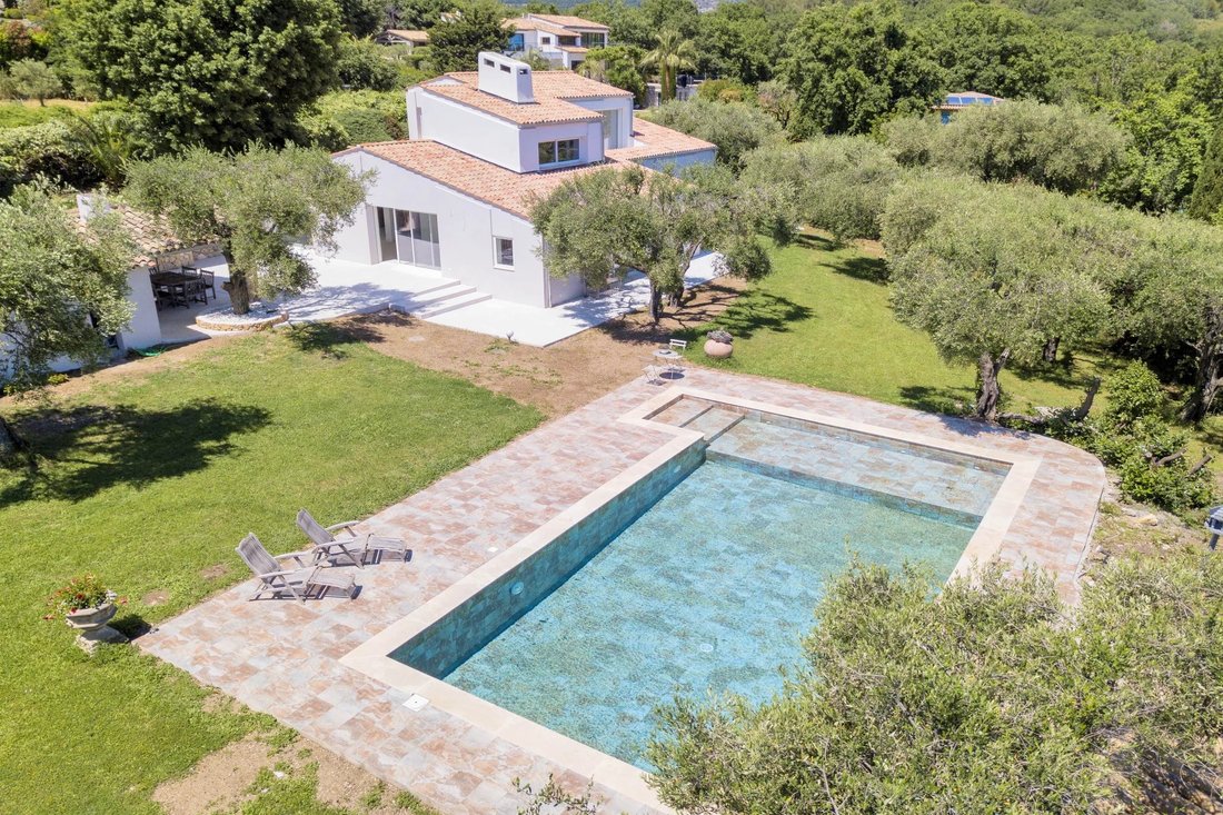 Villa in Châteauneuf-Grasse, Provence-Alpes-Côte d'Azur, France 1 - 14885997