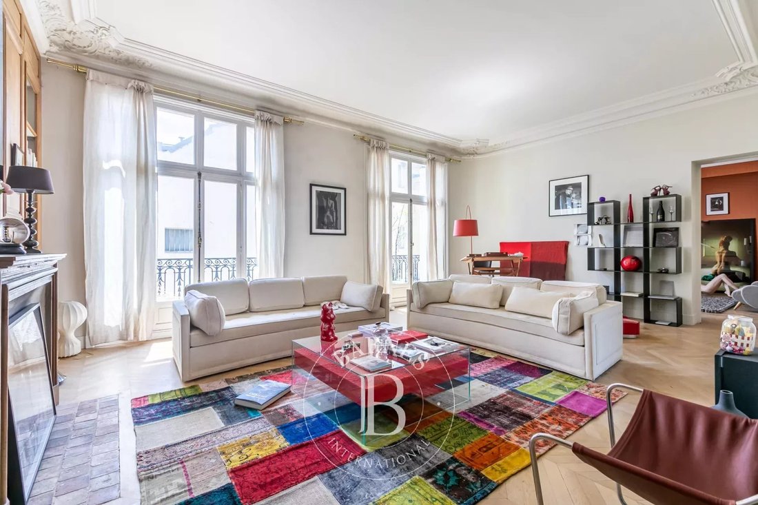 Apartment in Triangle d'Or, Paris 8e Arrondissement, Paris 2 - 13082507