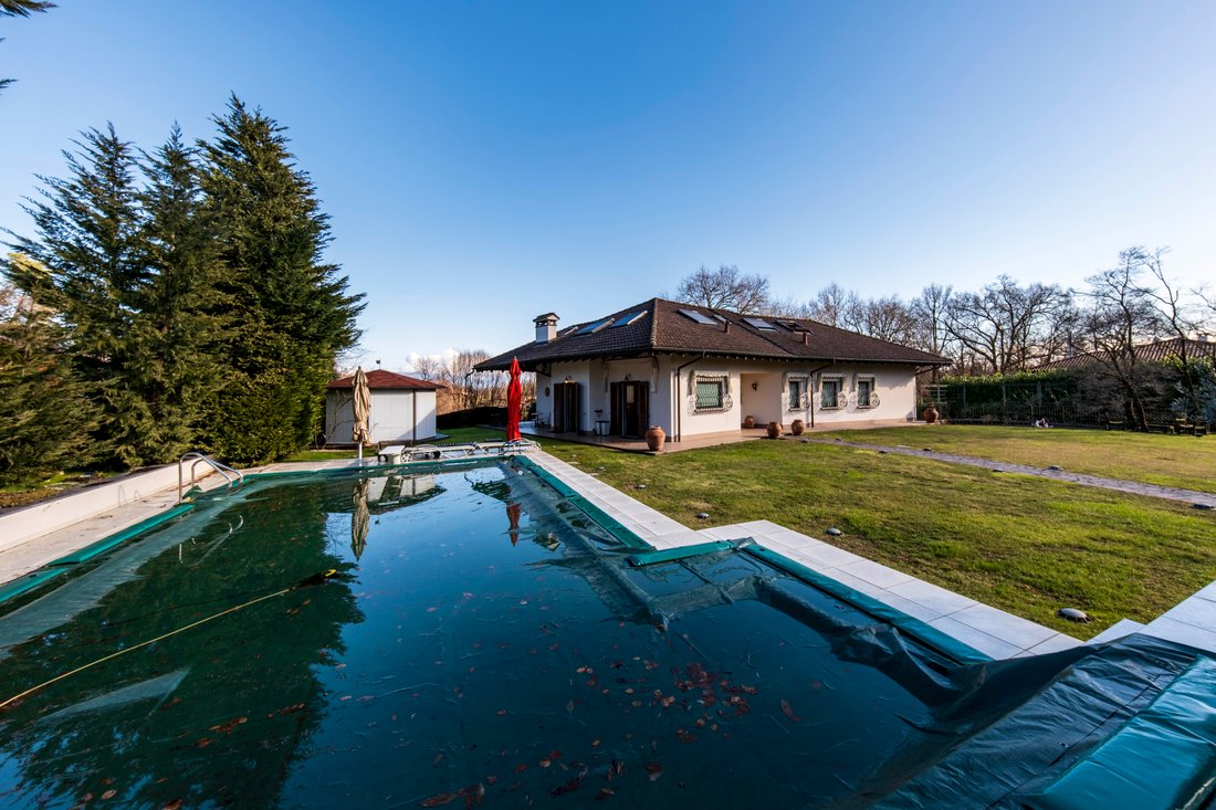 Villa in Oleggio Castello, Piedmont, Italy 1 - 15176070
