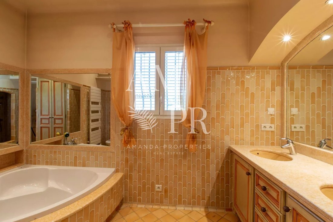 Villa in Saint-Paul-de-Vence, Provence-Alpes-Côte d'Azur, France 4 - 12991649