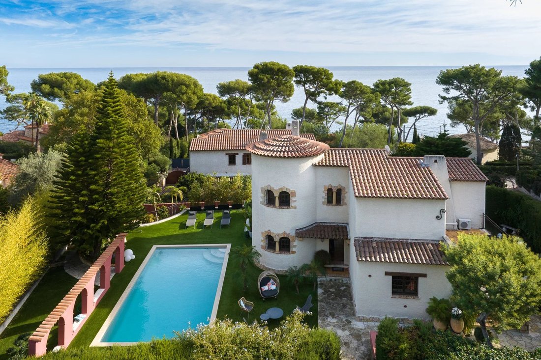 Villa in Antibes, Provence-Alpes-Côte d'Azur, France 2 - 13562107
