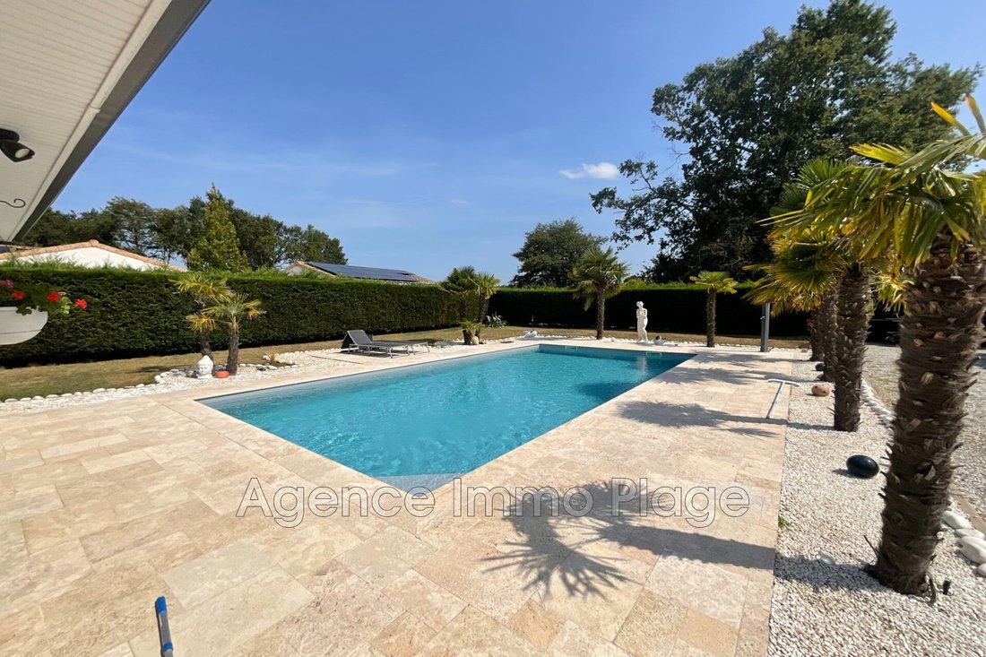 Villa in Lesparre-Medoc, Nouvelle-Aquitaine, France 2 - 14690312