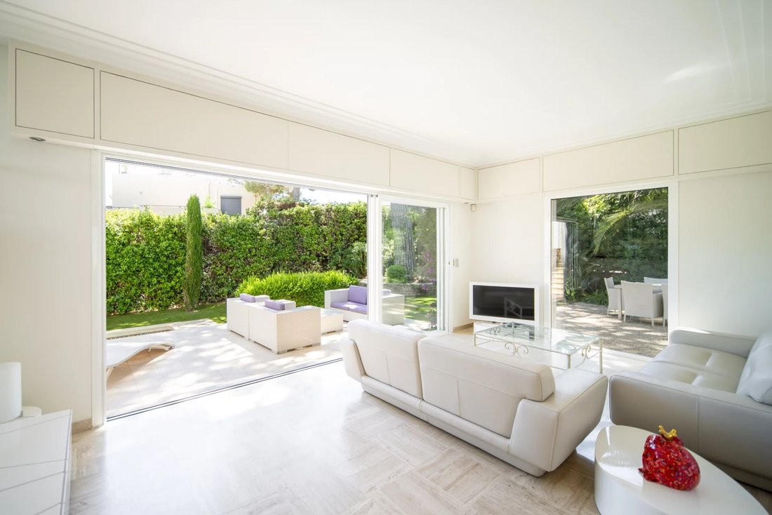 Villa in Antibes, Provence-Alpes-Côte d'Azur, France 3 - 14351685