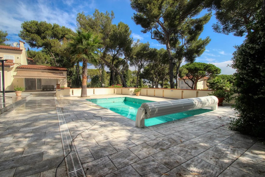 Estate in Saint-Jean-Cap-Ferrat, Provence-Alpes-Côte d'Azur, France 3 - 13063010
