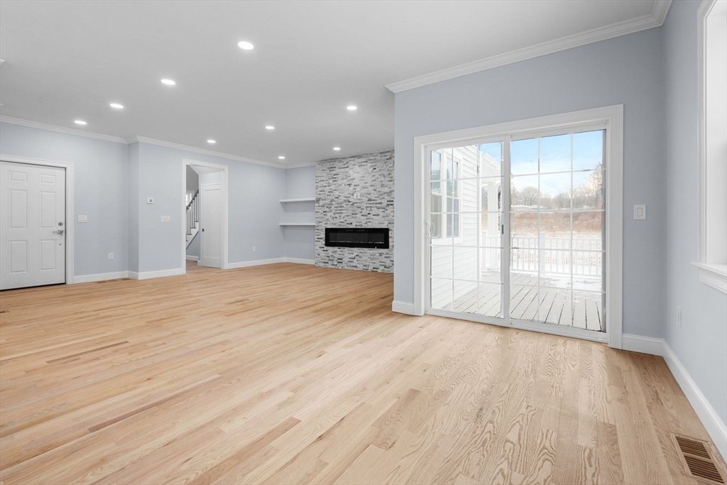 House in Marlborough, Massachusetts, United States 5 - 15163347
