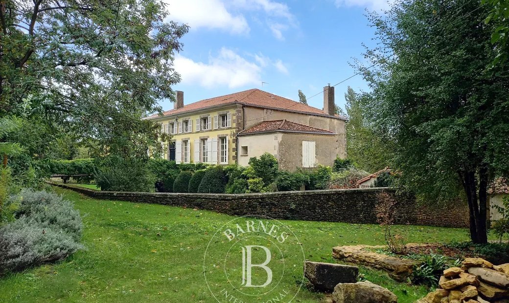 Between Poitiers And Parthenay 15th And 19th Century Chateau 9.75ha Of Parkland