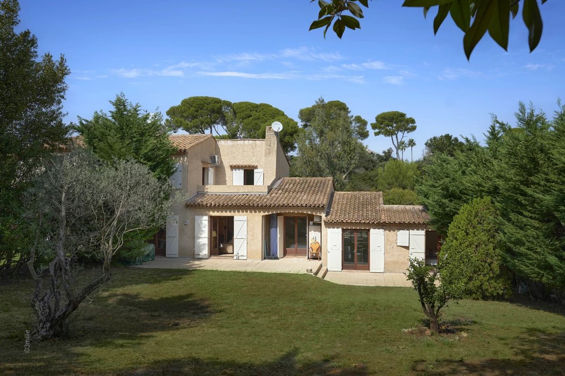 Villa in Antibes, Provence-Alpes-Côte d'Azur, France 1 - 12265504
