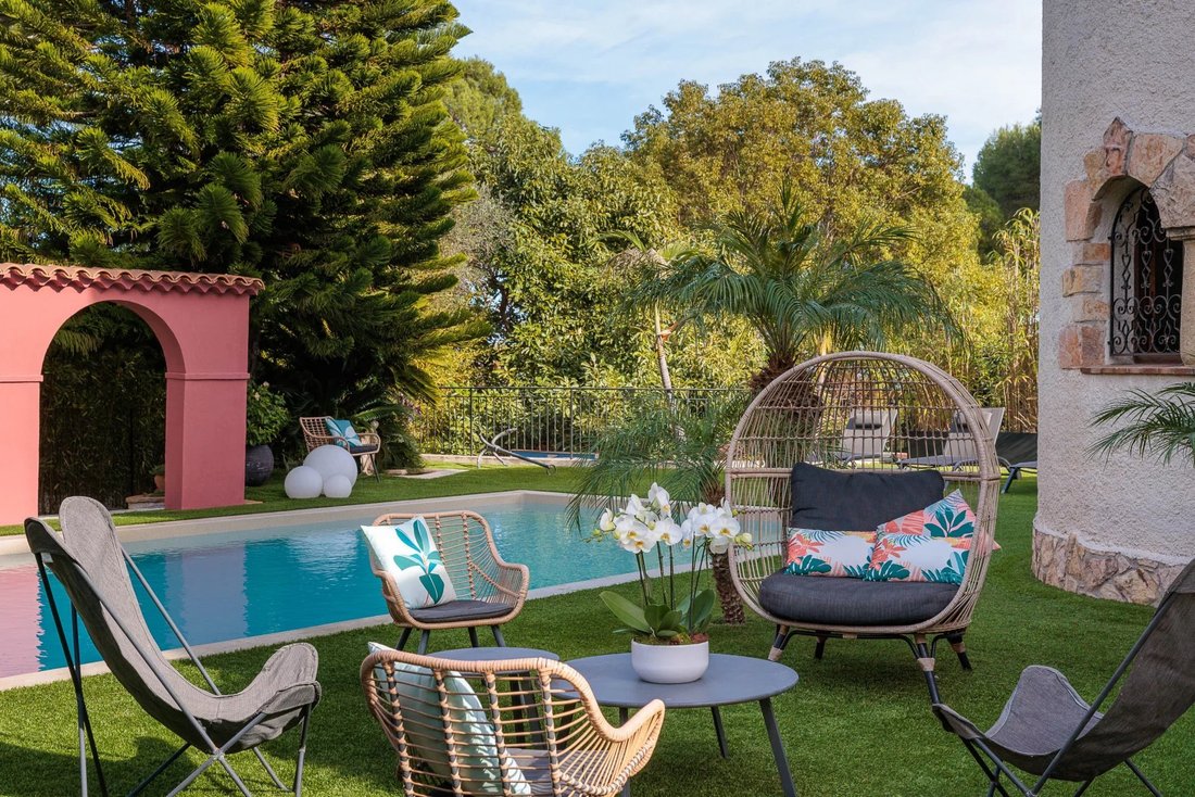 Villa in Antibes, Provence-Alpes-Côte d'Azur, France 1 - 13562107