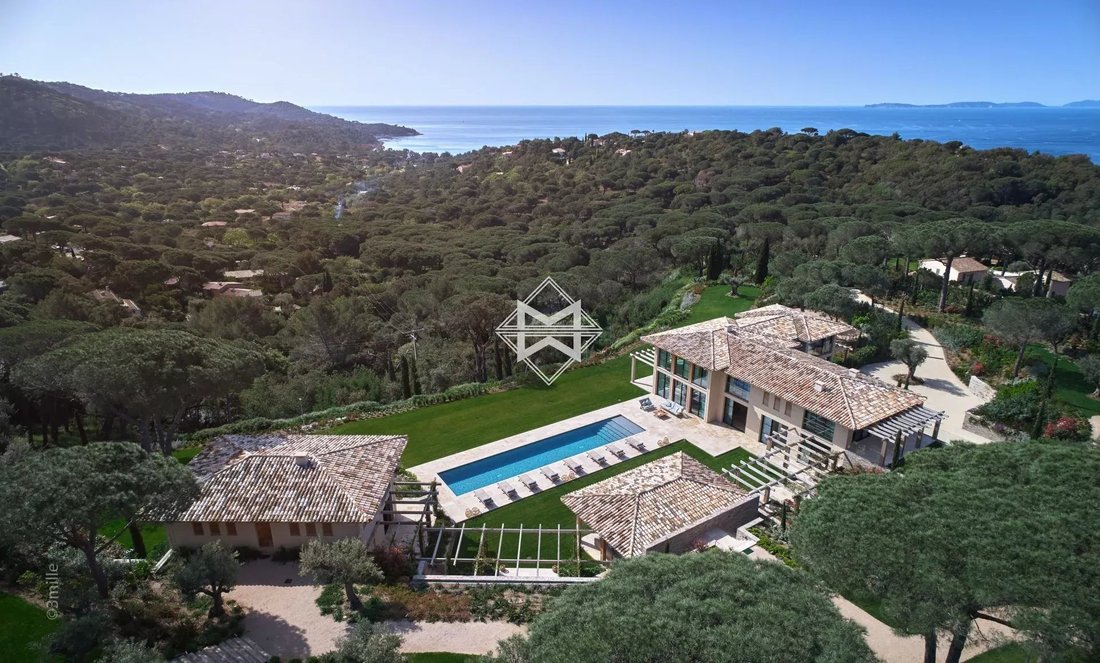 Estate in La Croix-Valmer, Provence-Alpes-Côte d'Azur, France 1 - 10499026