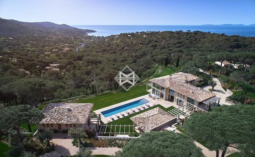 Estate in La Croix-Valmer, Provence-Alpes-Côte d'Azur, France 1