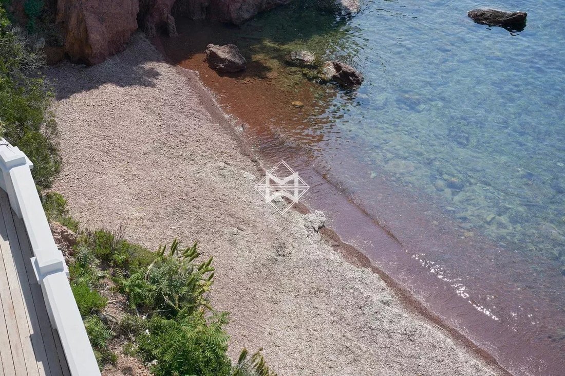 Estate in Le Dramont-Agay-Anthéor-Le Trayas, Saint-Raphaël, France 5 - 11527089