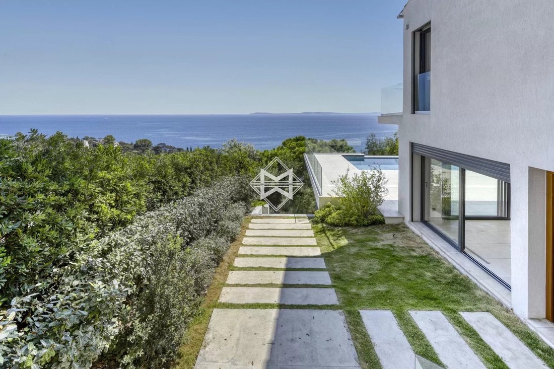 Villa in Rayol-Canadel-sur-Mer, Provence-Alpes-Côte d'Azur, France 5 - 12137791