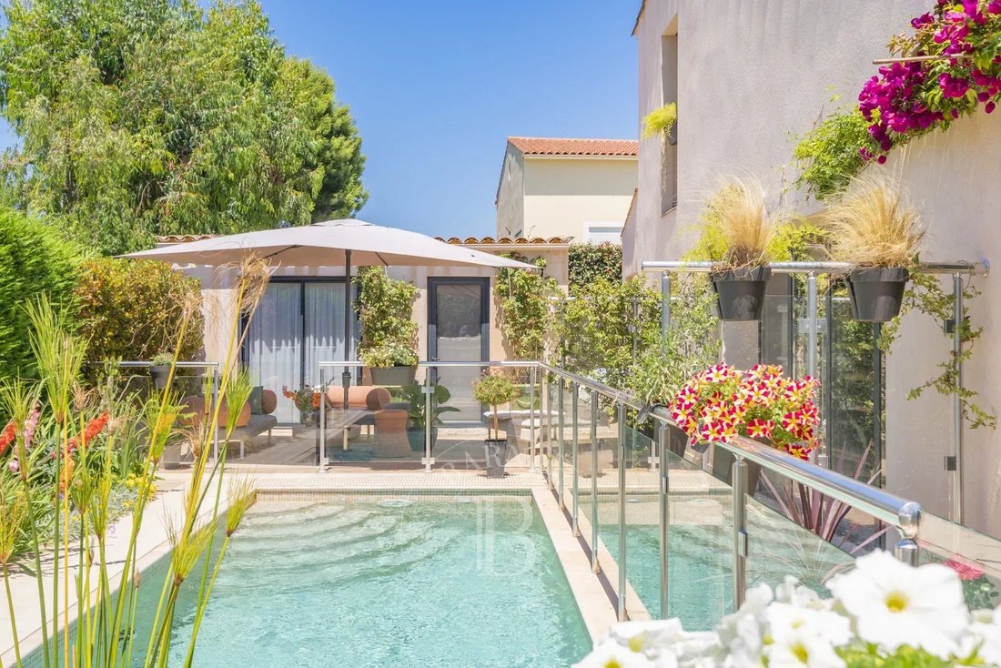 Villa in Antibes, Provence-Alpes-Côte d'Azur, France 2 - 14469221