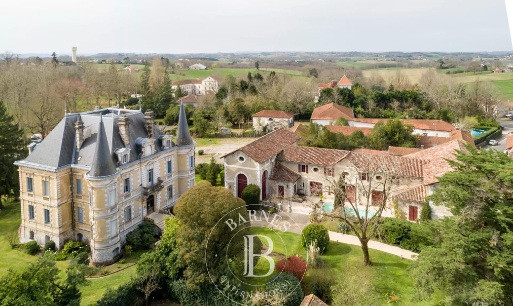 Empire Chateau With Outbuildings 45 Minutes From Biarritz