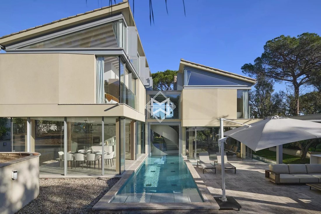 Estate in Zone Est Diffuse, Saint-Tropez, France 3 - 13831526
