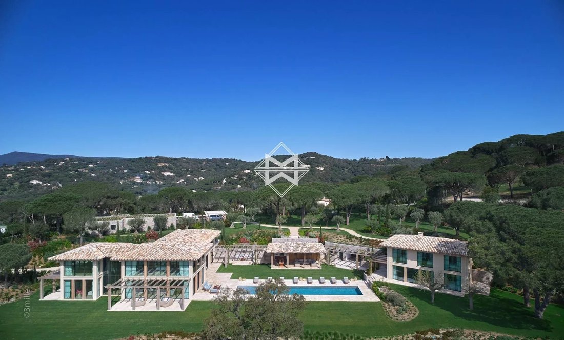 Estate in La Croix-Valmer, Provence-Alpes-Côte d'Azur, France 2 - 10499026