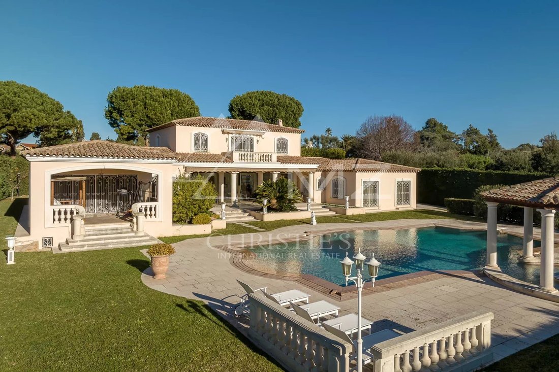 Villa in Antibes, Provence-Alpes-Côte d'Azur, France 1 - 13680710