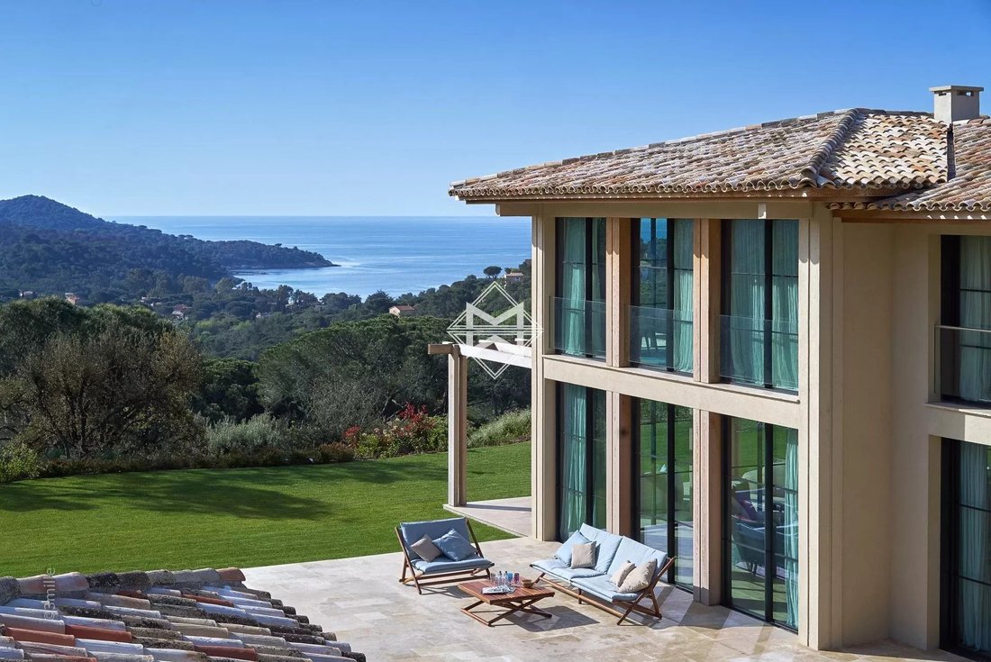 Estate in La Croix-Valmer, Provence-Alpes-Côte d'Azur, France 3 - 10499026