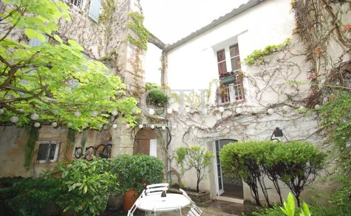 Estate in Ouest Sud, Vaison-la-Romaine, France 1