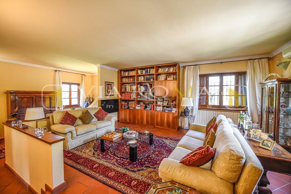 Villa in Antraccoli-Picciorana-Tempagnano, Lucca, Italy 1 - 12587492