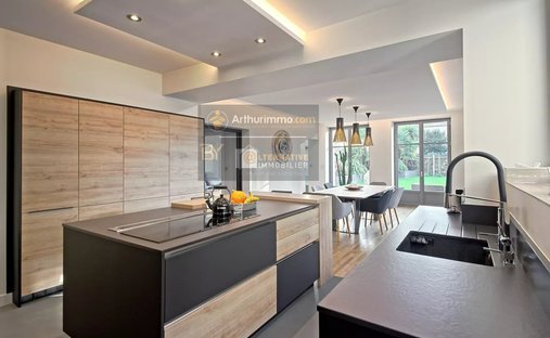 At The Gates Of Vitré Castle Of 12200 M² Land Of More Than 5 Ha