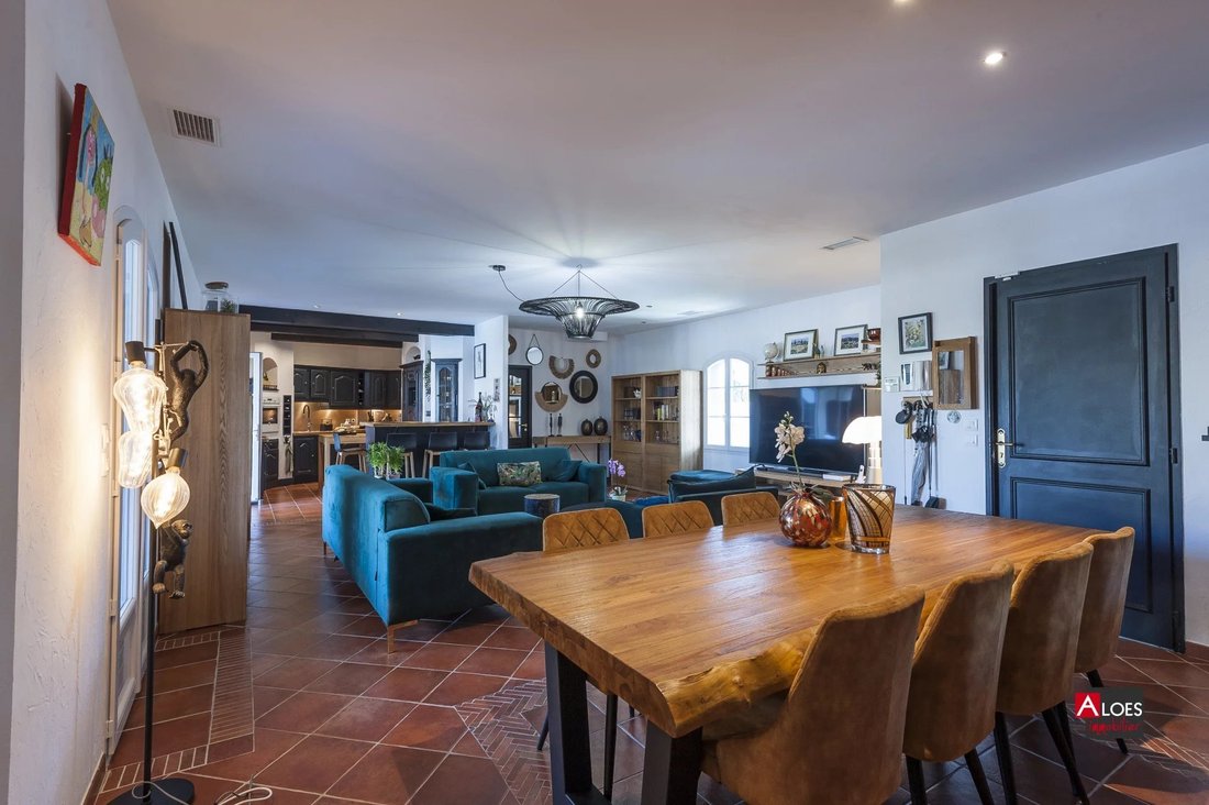 House in Centre Ville, Aigues-Mortes, France 2 - 12804052