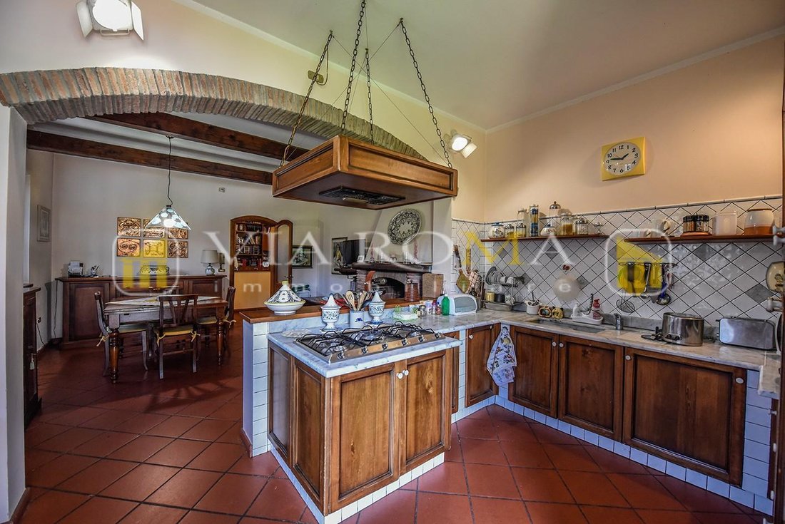 Villa in Antraccoli-Picciorana-Tempagnano, Lucca, Italy 2 - 12587492