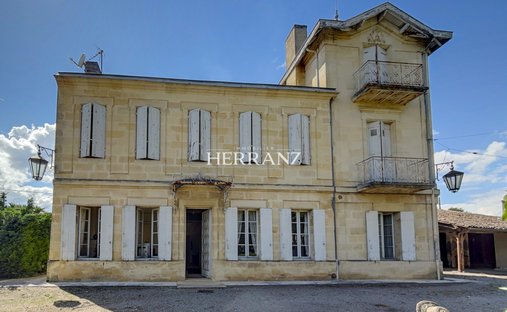 Castle in Libourne, Nouvelle-Aquitaine, France 1