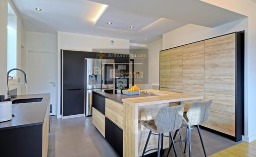 At The Gates Of Vitré Castle Of 12200 M² Land Of More Than 5 Ha