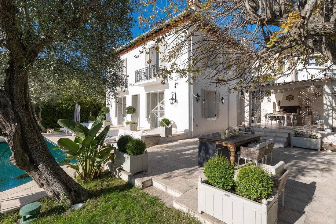 Villa in Èze, Provence-Alpes-Côte d'Azur, France 2 - 12497198