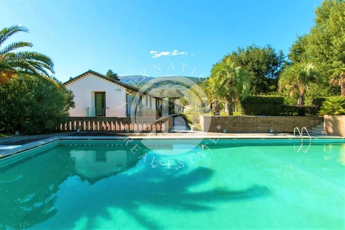 Villa in Historic Center, Ascoli Piceno, Marche 1 - 12299011