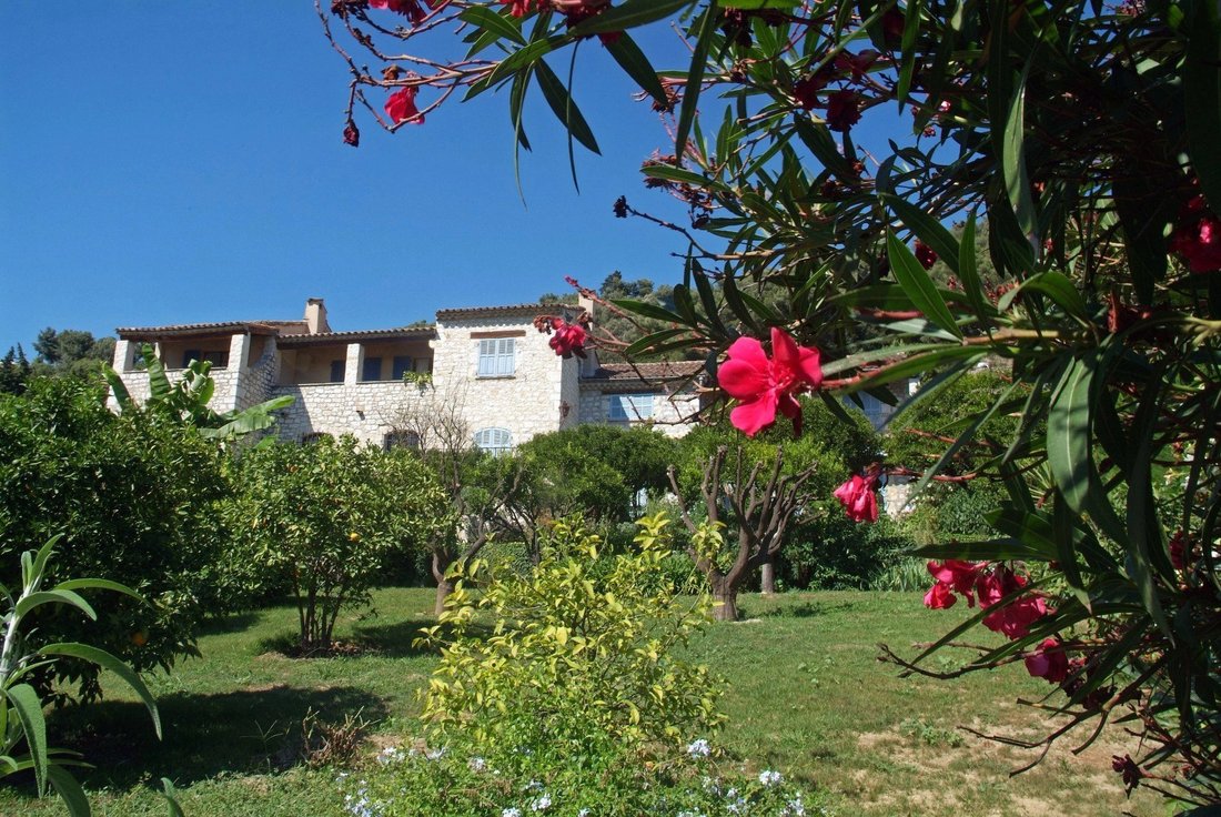 Estate in Saint-Paul-de-Vence, Provence-Alpes-Côte d'Azur, France 2 - 12379819