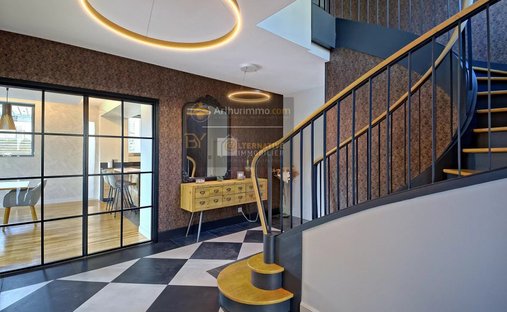 At The Gates Of Vitré Castle Of 12200 M² Land Of More Than 5 Ha